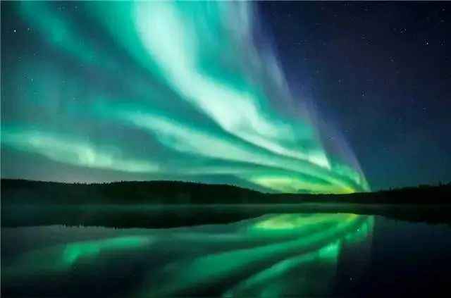 September Mid-to-late: Yellowknife's Northern Lights and North American Autumn Scenery!
