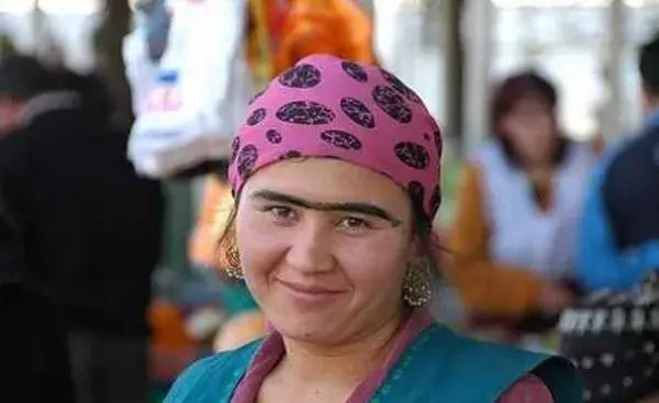 In Tajikistan, Women Prefer to Draw Single-line Eyebrows